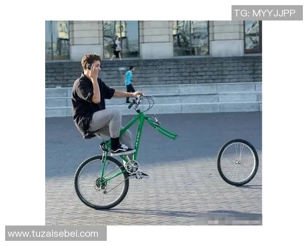 男孩足球明星玩偶高清图片展示让你领略运动魅力与童趣结合的完美瞬间