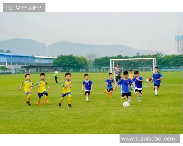 小球童意外邂逅足球明星梦想成真的温馨瞬间